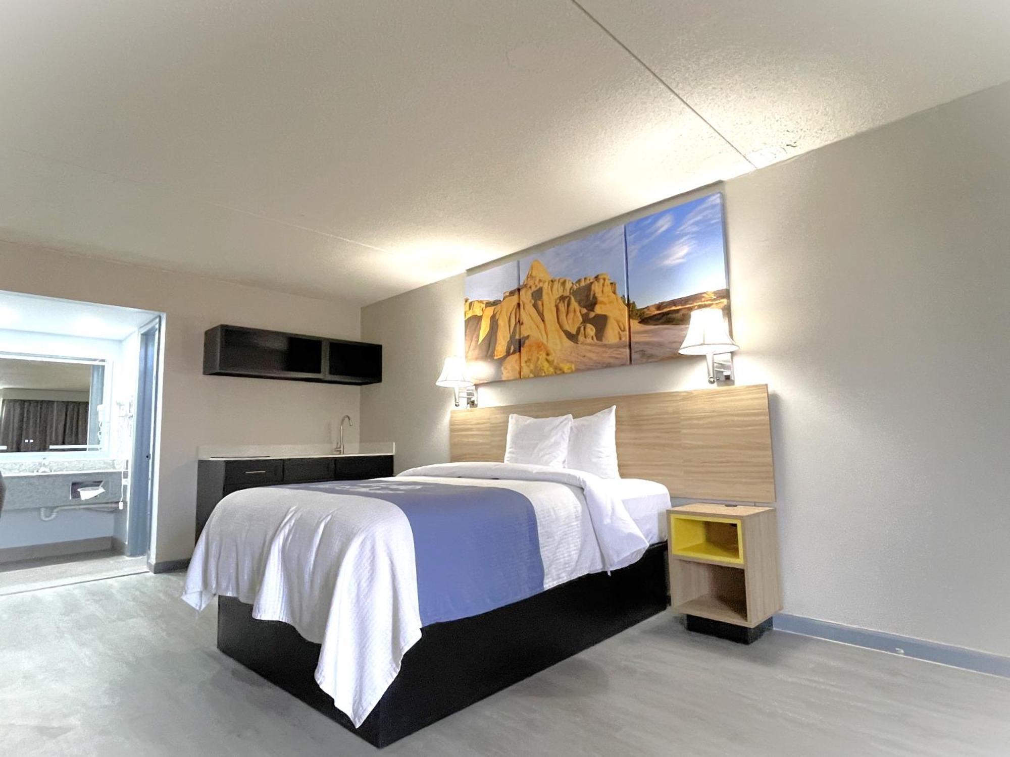 Days By Wyndham South Hotel Salina