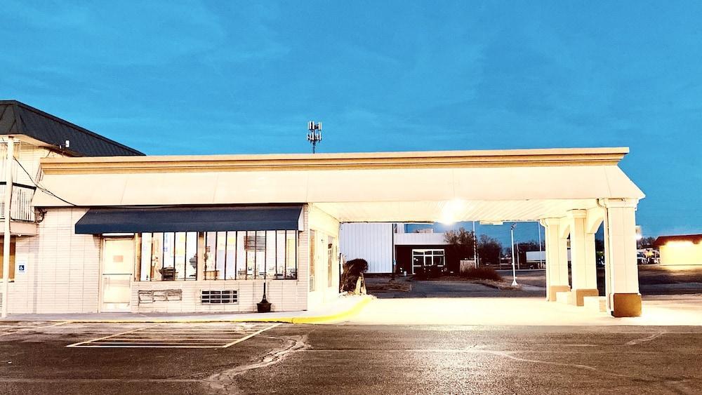 Days By Wyndham South Salina
