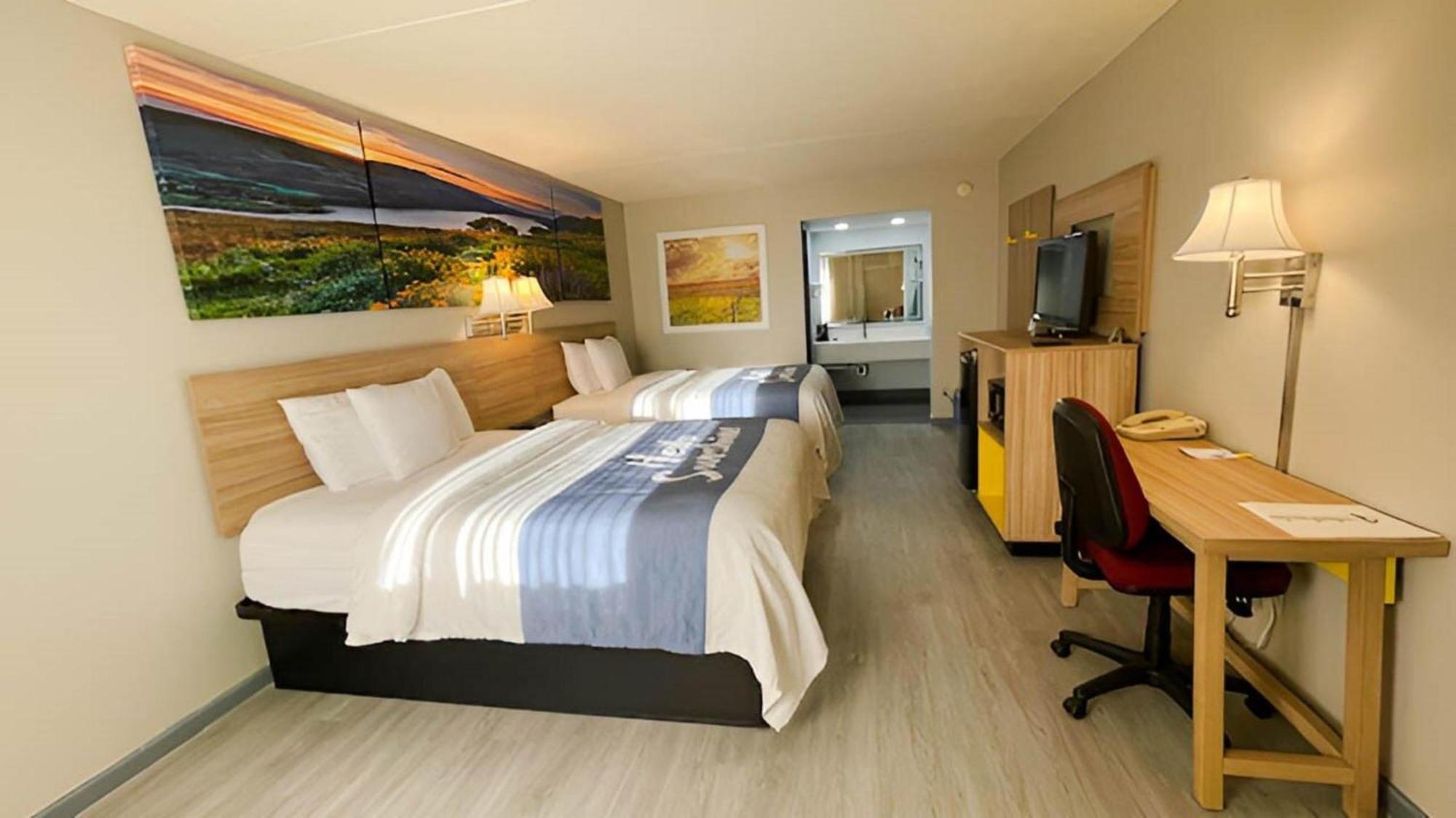 Days By Wyndham South Hotel Salina